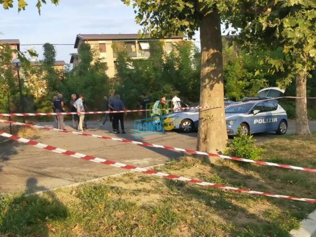 omicidio a rebbio, pensionato trovato morto sulla sua auto immagini polizia luogo via giussani