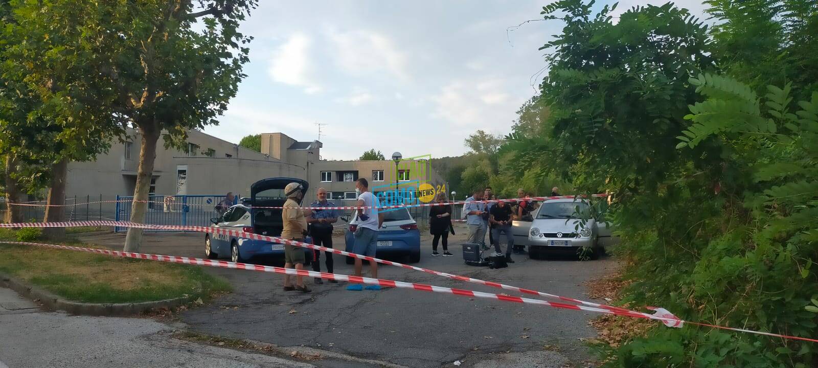 omicidio a rebbio, pensionato trovato morto sulla sua auto immagini polizia luogo via giussani