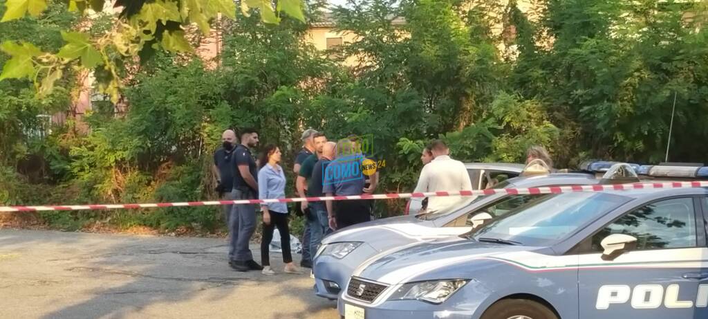 omicidio a rebbio, pensionato trovato morto sulla sua auto immagini polizia luogo via giussani