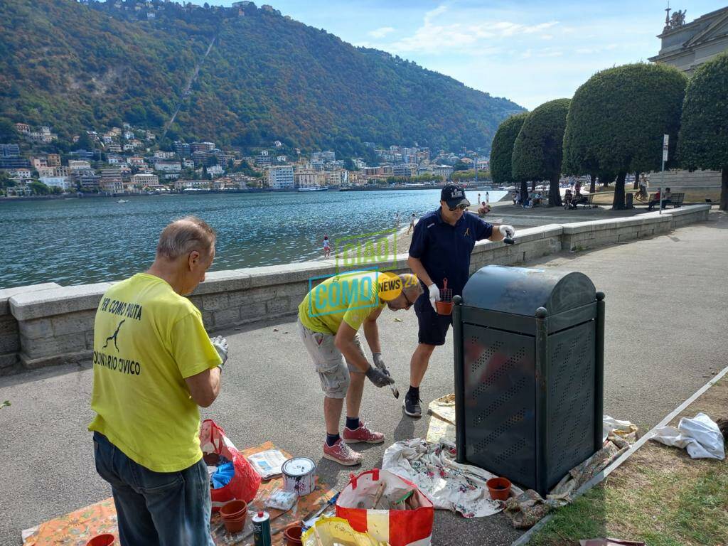 volontari como pulita sistemano i cestoni della zona dei giardini a lago