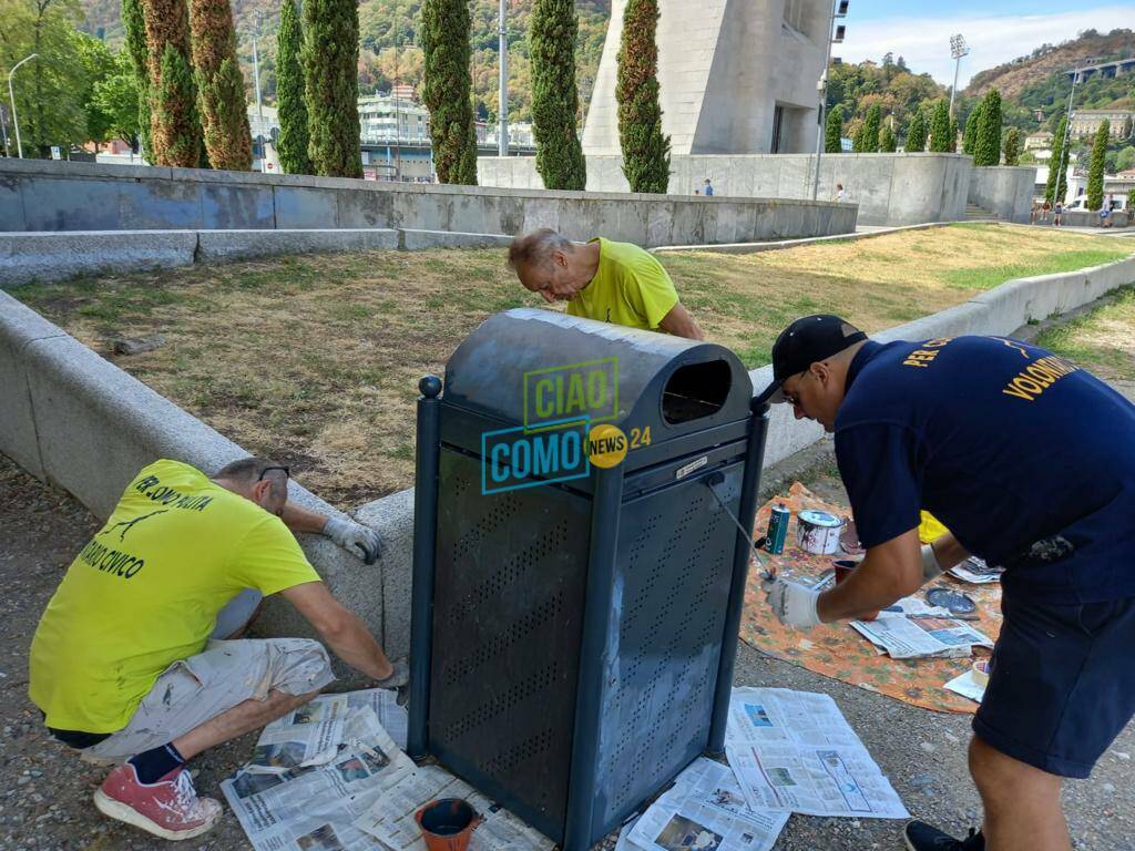 volontari como pulita sistemano i cestoni della zona dei giardini a lago