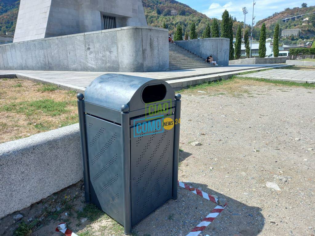 volontari como pulita sistemano i cestoni della zona dei giardini a lago