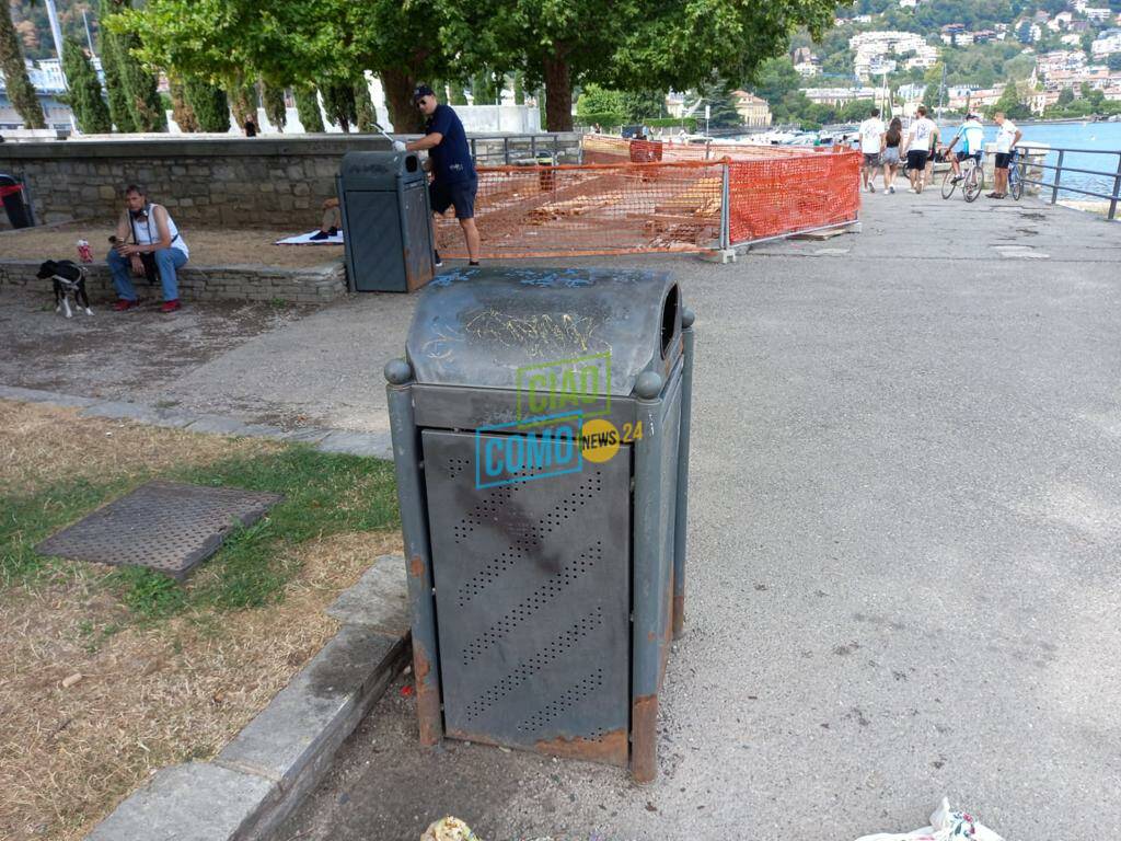 volontari como pulita sistemano i cestoni della zona dei giardini a lago