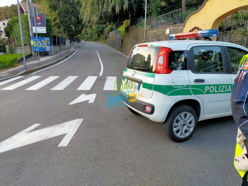 chiusura via per san fermo per lavori sistemazione frana cartelli e auto polizia locale