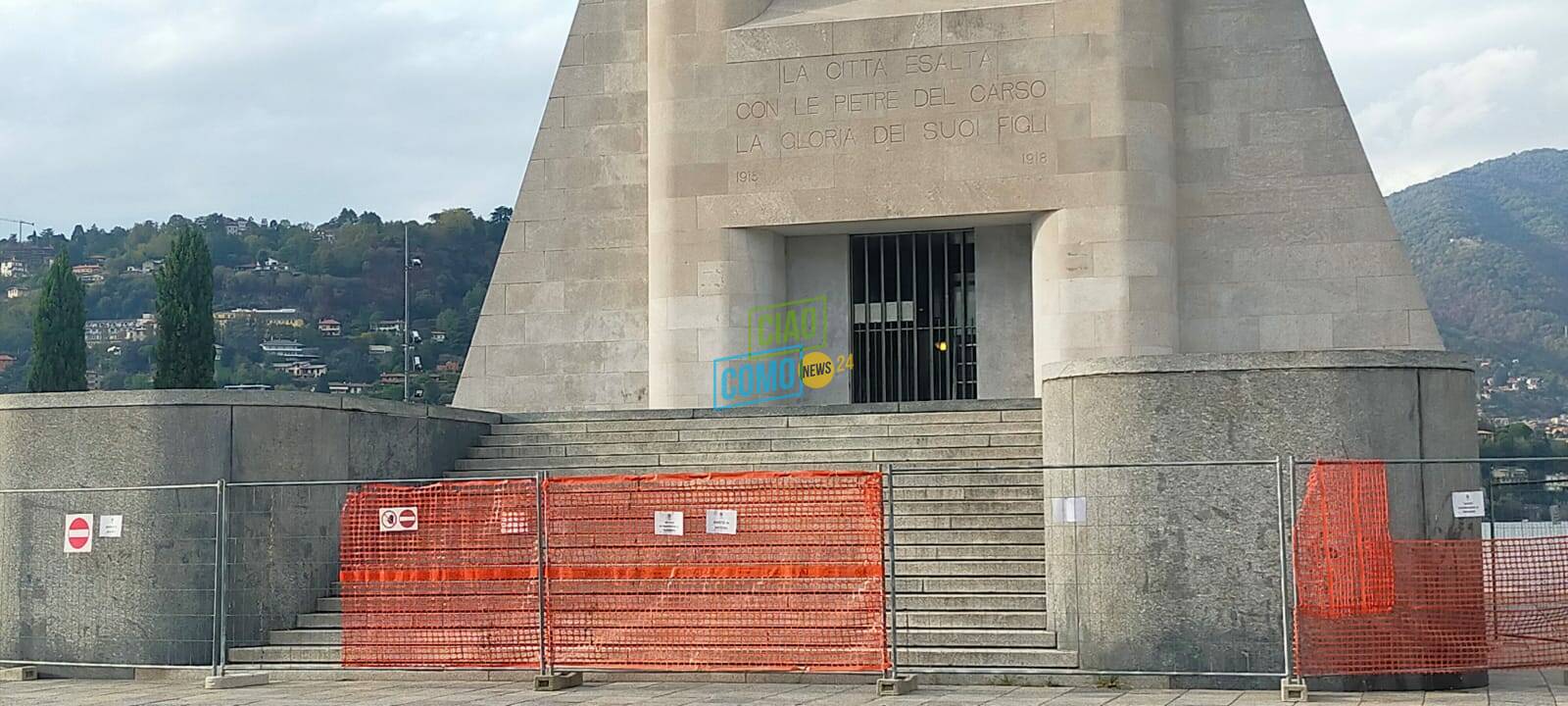 monumento ai caduti di como chiusura per lavori sistemazione transenne ingresso chiuso