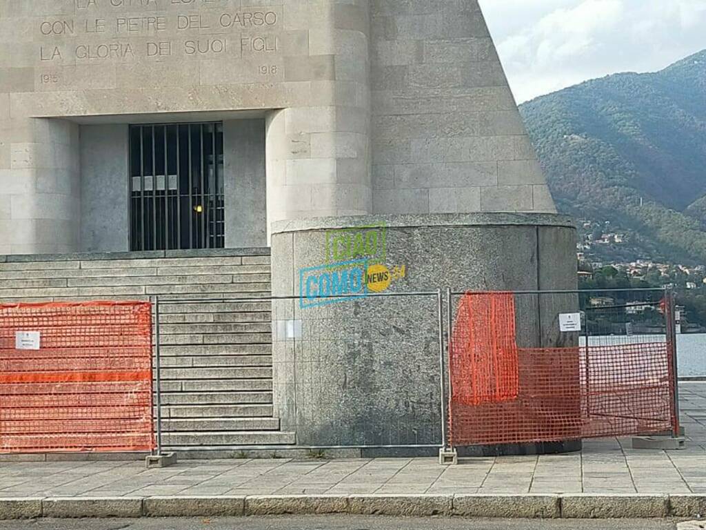 monumento ai caduti di como chiusura per lavori sistemazione transenne ingresso chiuso