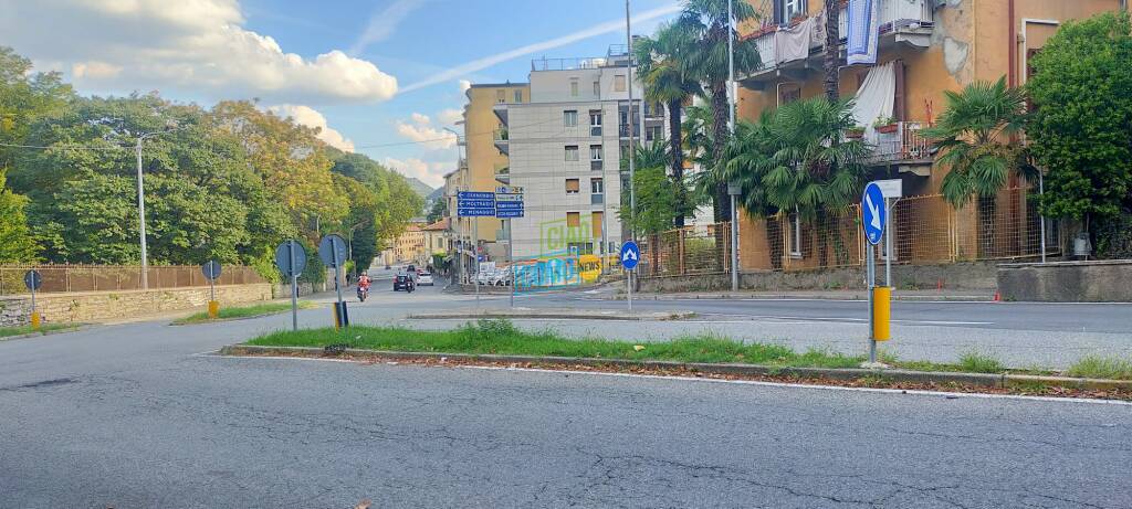 via al tracciamento per cantiere rondò di villa olmo a como segni per terra e su marciapiedi