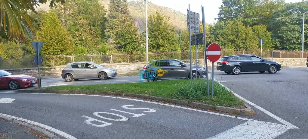 via al tracciamento per cantiere rondò di villa olmo a como segni per terra e su marciapiedi