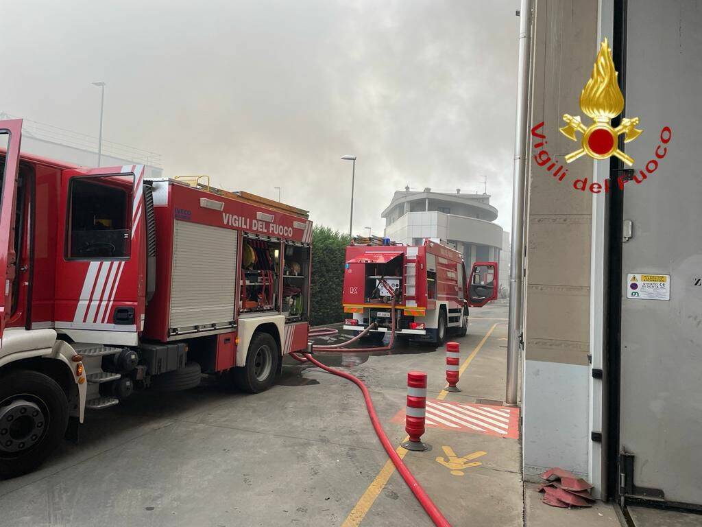 erba incendio ditta porro di metalli intervento pompieri