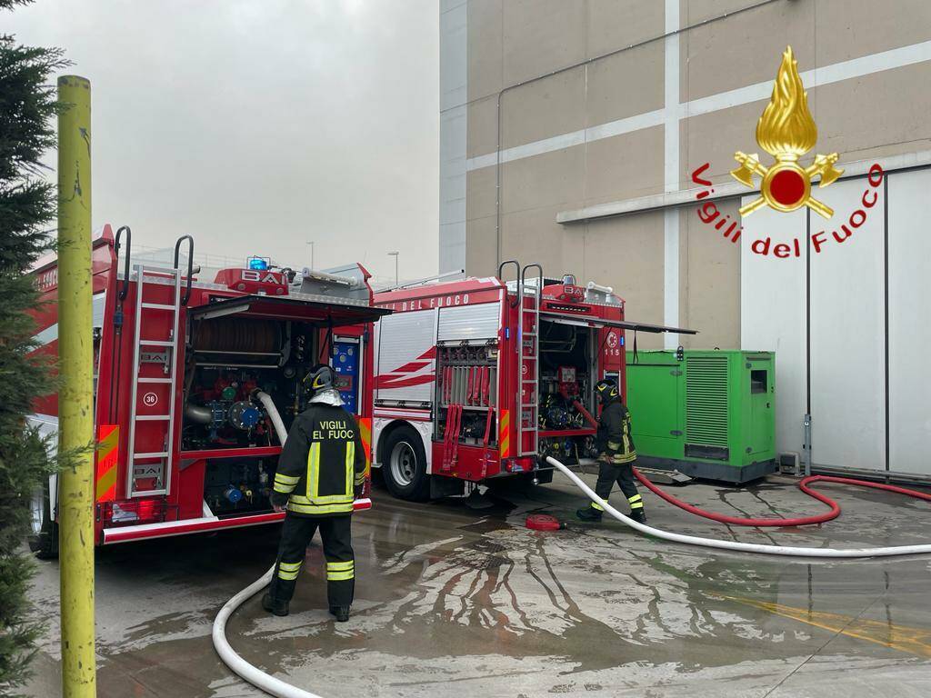 erba incendio ditta porro di metalli intervento pompieri