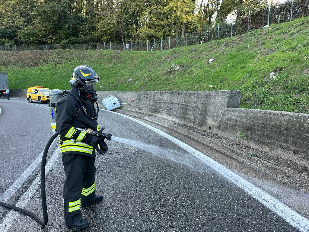 Perdita soda caustica mezzo ingresso autostrada Fino