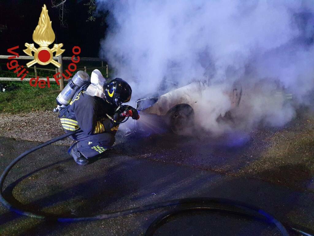 incendio notte a vertemate auto distrutta dal fuoco intervento vigili fuoco