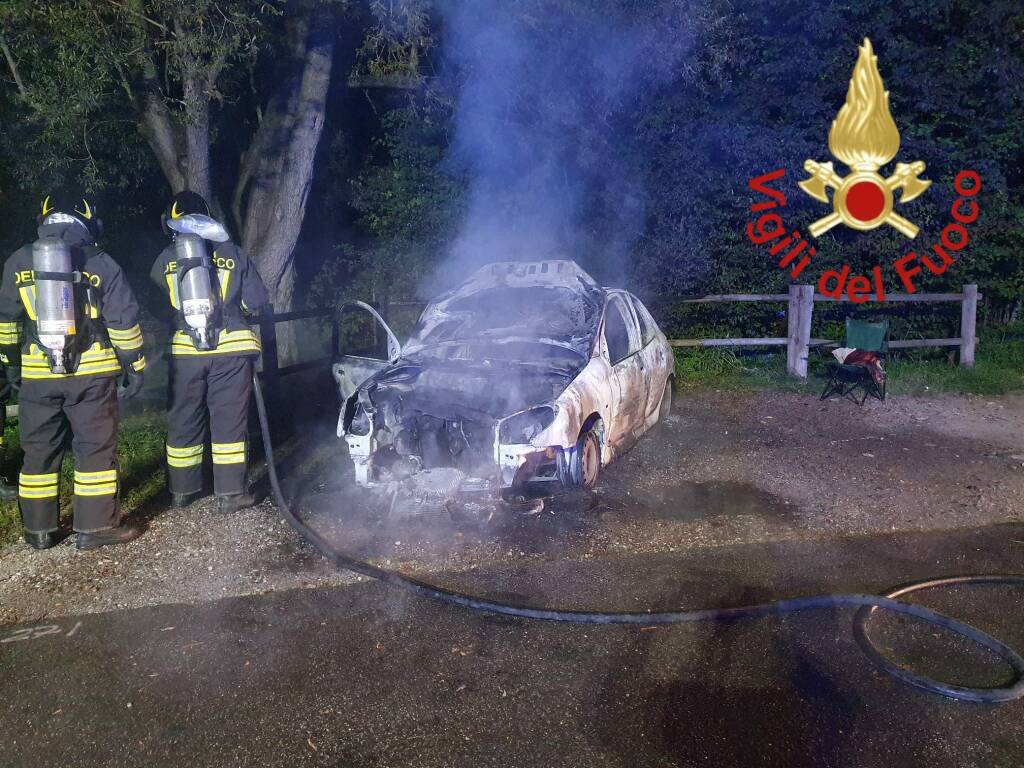 incendio notte a vertemate auto distrutta dal fuoco intervento vigili fuoco