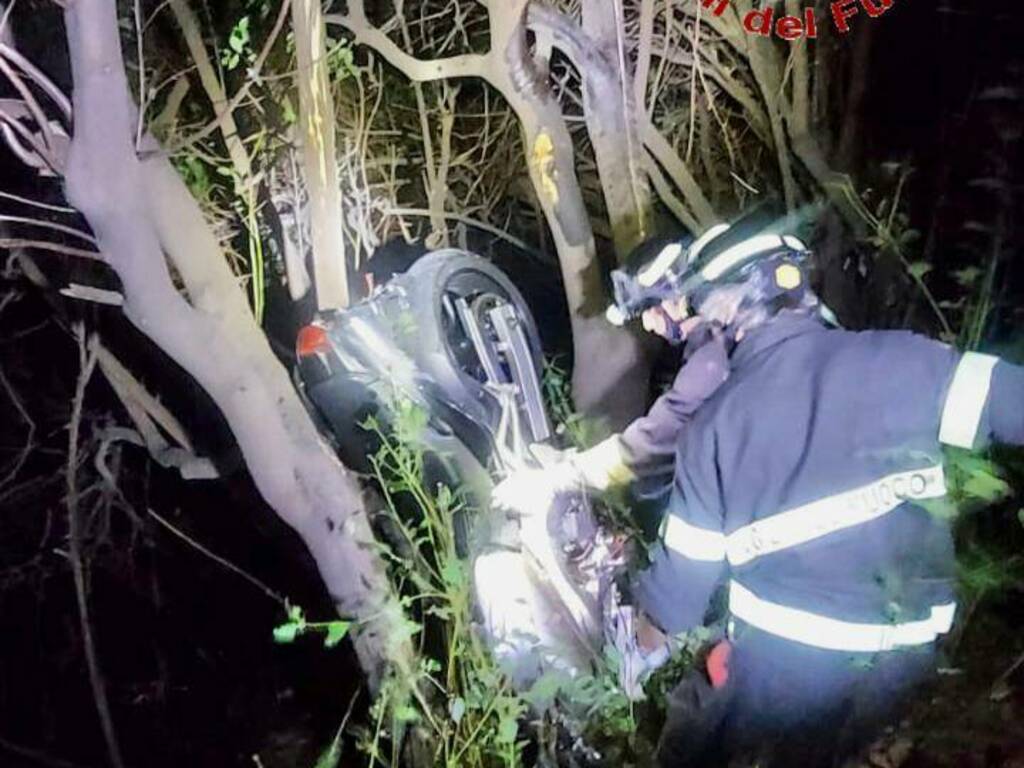 incidente stradale auto moto a faggeto lario soccorsi dei vigili del fuoco