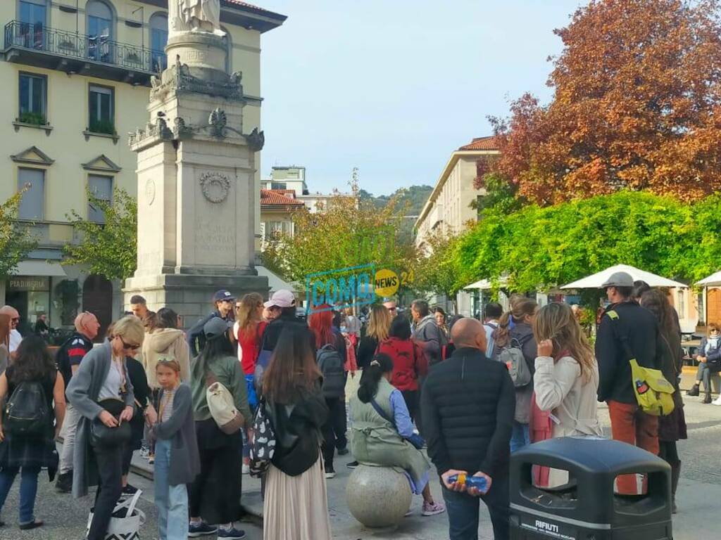 pienone sul lago ed a como per ponte 1° novembre tanta gente in giro turisti battelli code