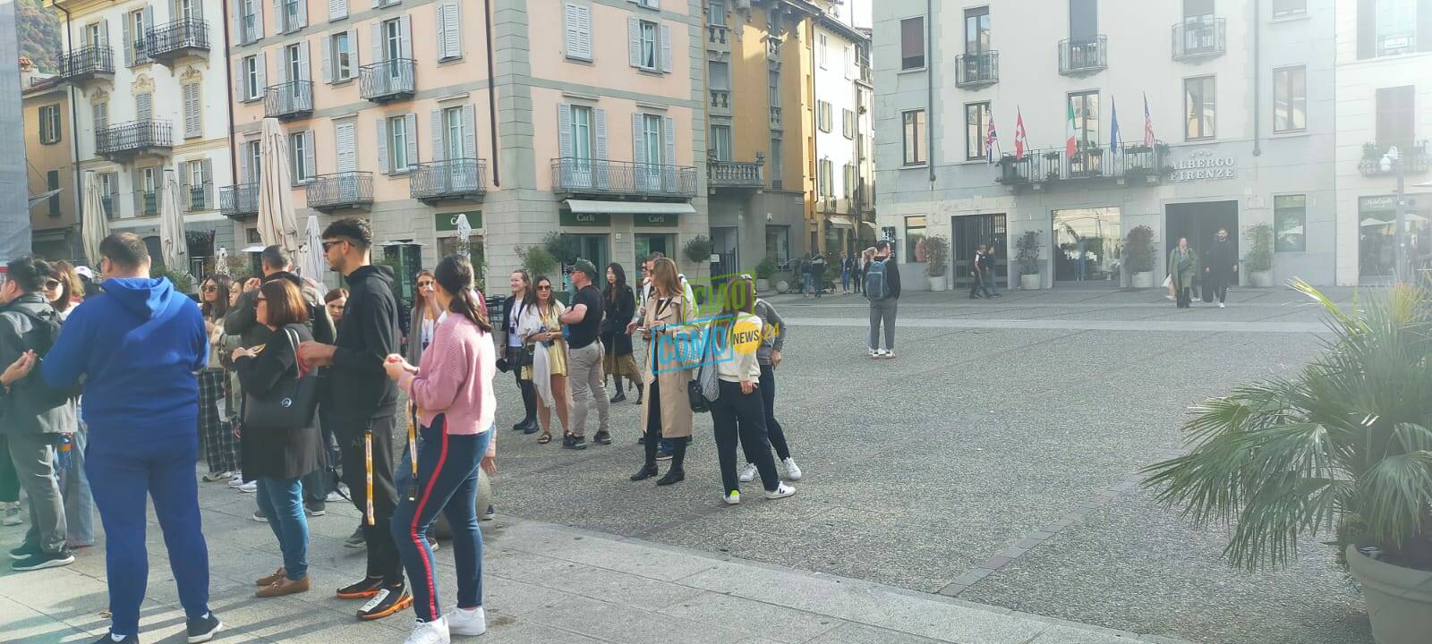 pienone sul lago ed a como per ponte 1° novembre tanta gente in giro turisti battelli code