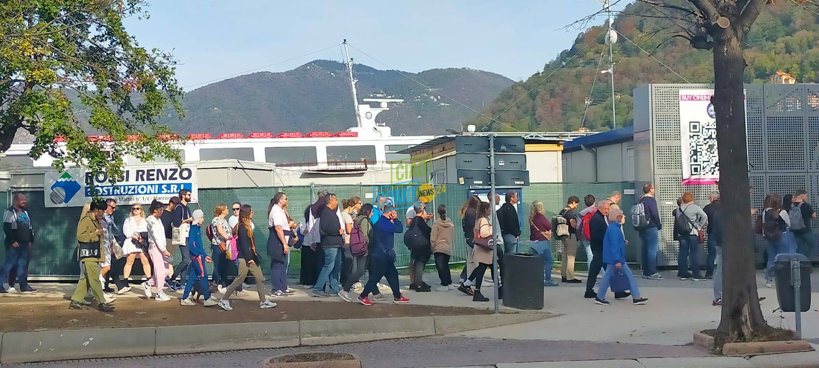 pienone sul lago ed a como per ponte 1° novembre tanta gente in giro turisti battelli code