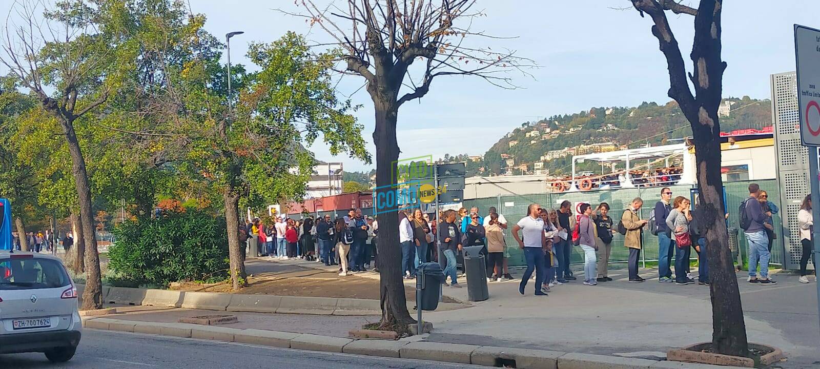 pienone sul lago ed a como per ponte 1° novembre tanta gente in giro turisti battelli code