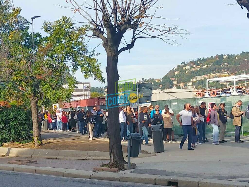 pienone sul lago ed a como per ponte 1° novembre tanta gente in giro turisti battelli code