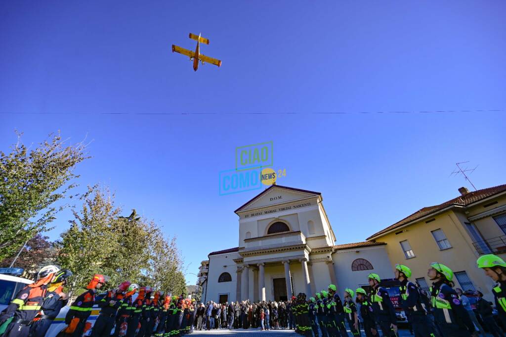 canadair sopra erba e vigili del fuoco schierati omaggio a matteo pozzoli morto sull'etna