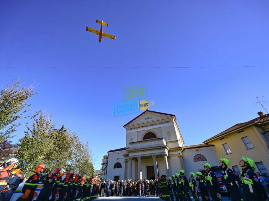 canadair sopra erba e vigili del fuoco schierati omaggio a matteo pozzoli morto sull'etna