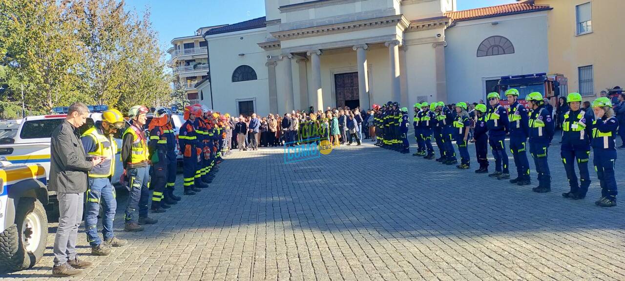 canadair sopra erba e vigili del fuoco schierati omaggio a matteo pozzoli morto sull'etna