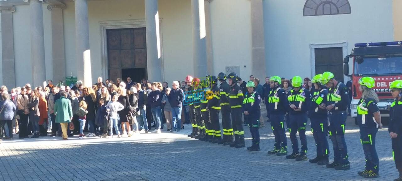 canadair sopra erba e vigili del fuoco schierati omaggio a matteo pozzoli morto sull'etna