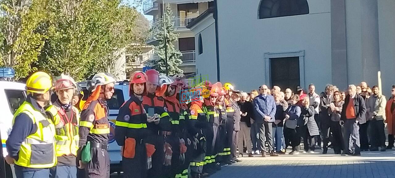 canadair sopra erba e vigili del fuoco schierati omaggio a matteo pozzoli morto sull'etna