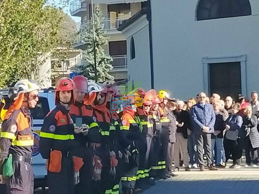 canadair sopra erba e vigili del fuoco schierati omaggio a matteo pozzoli morto sull'etna