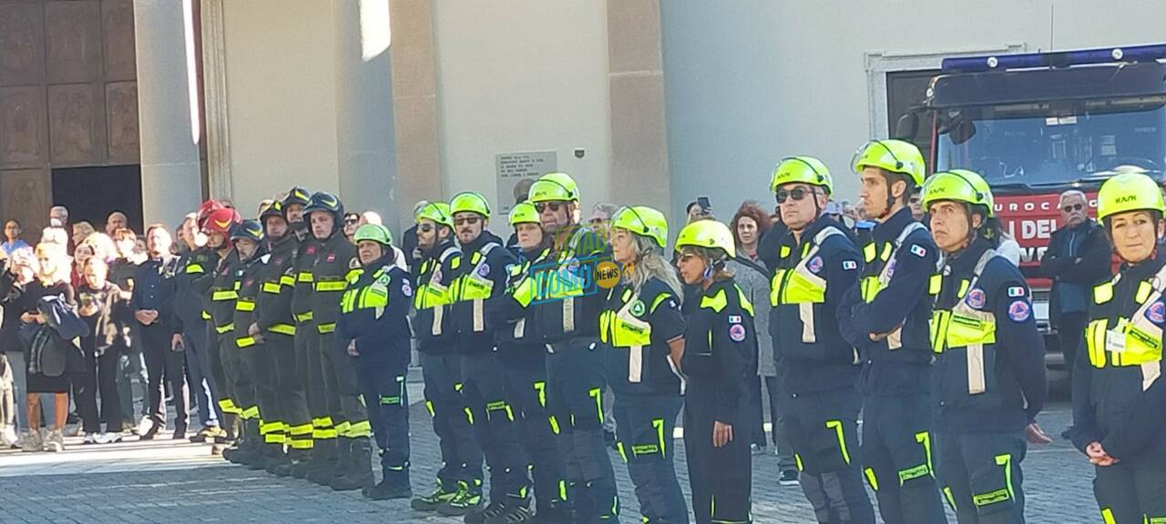 canadair sopra erba e vigili del fuoco schierati omaggio a matteo pozzoli morto sull'etna