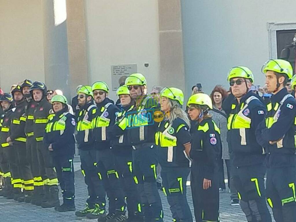 canadair sopra erba e vigili del fuoco schierati omaggio a matteo pozzoli morto sull'etna