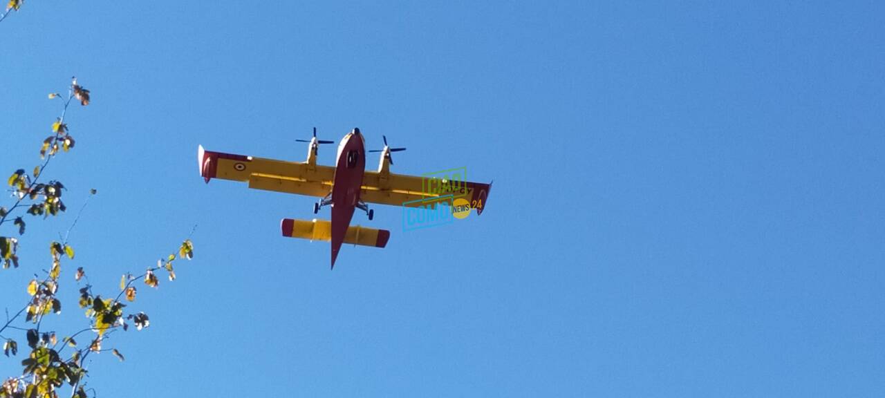 canadair sopra erba e vigili del fuoco schierati omaggio a matteo pozzoli morto sull'etna