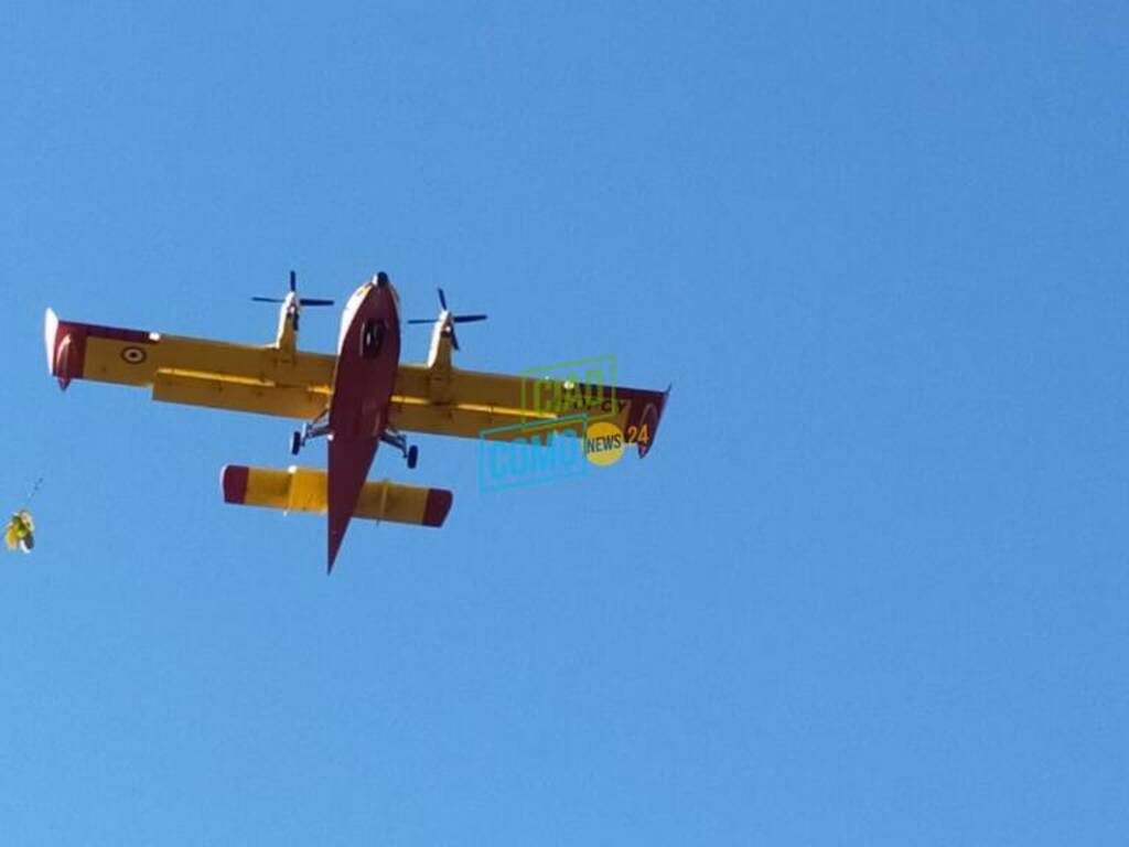 canadair sopra erba e vigili del fuoco schierati omaggio a matteo pozzoli morto sull'etna