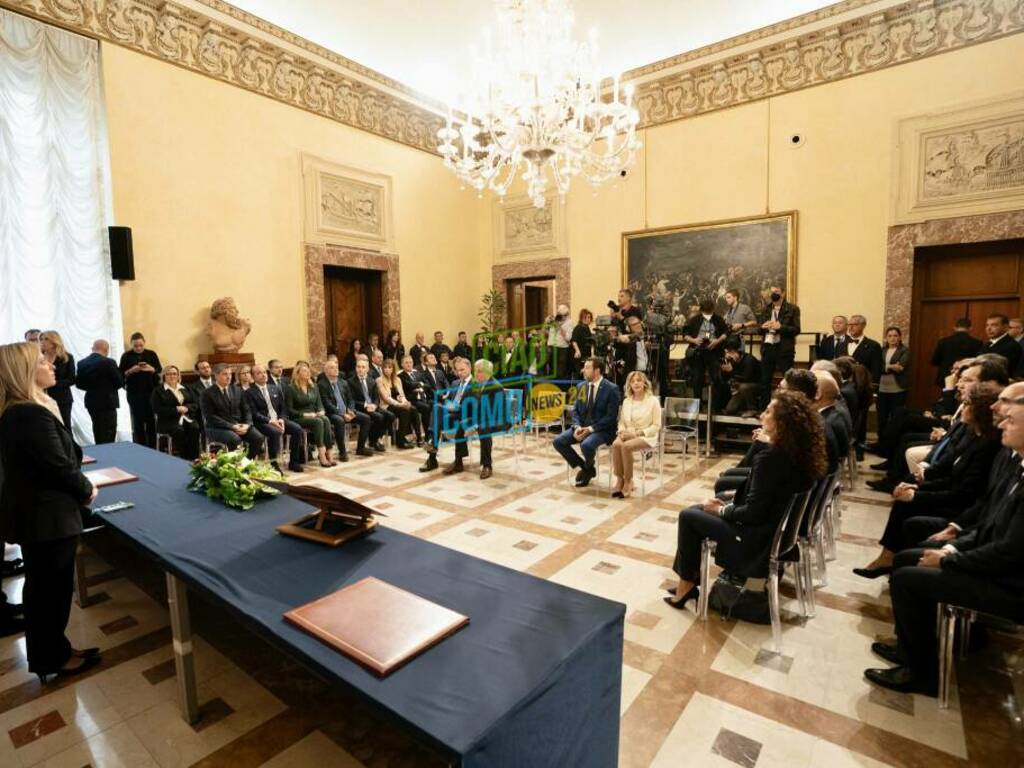 giuramento sottosegretari comaschi governo giorgia meloni e foto di gruppo su scala