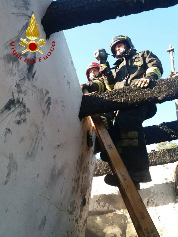 incendio tetto via monte pennino a cantù con intervento vigili del fuioco e recupero gatto