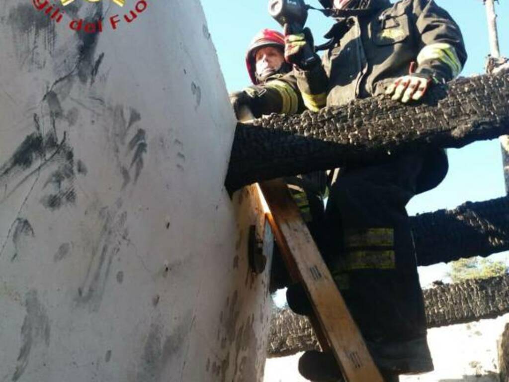 incendio tetto via monte pennino a cantù con intervento vigili del fuioco e recupero gatto