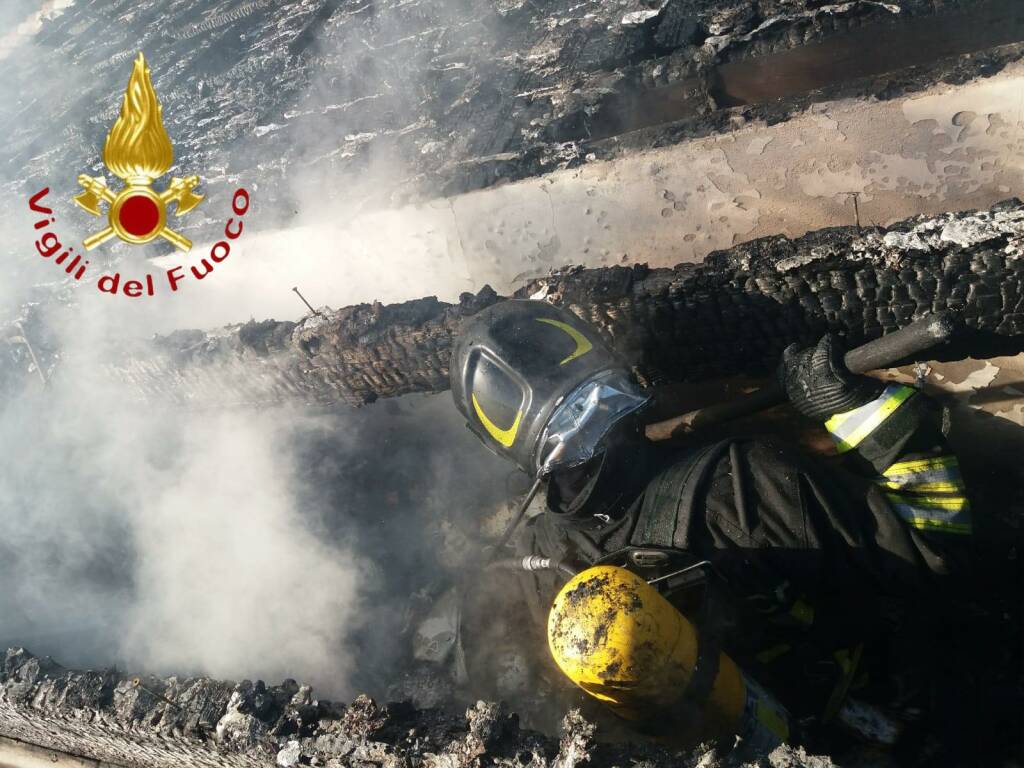 incendio tetto via monte pennino a cantù con intervento vigili del fuioco e recupero gatto