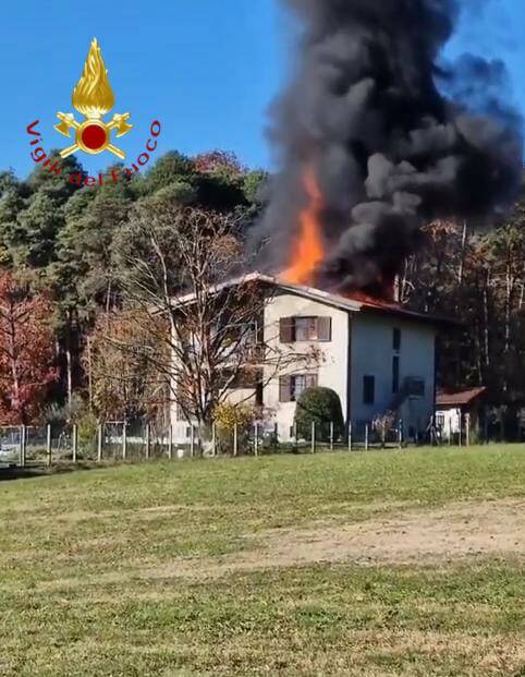 incendio tetto via monte pennino a cantù con intervento vigili del fuioco e recupero gatto