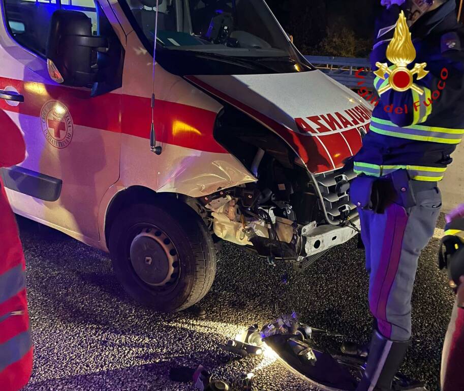 incidente a lomazzo sulla a9 scontro tra auto una si incendia immagini vigili del fuoco