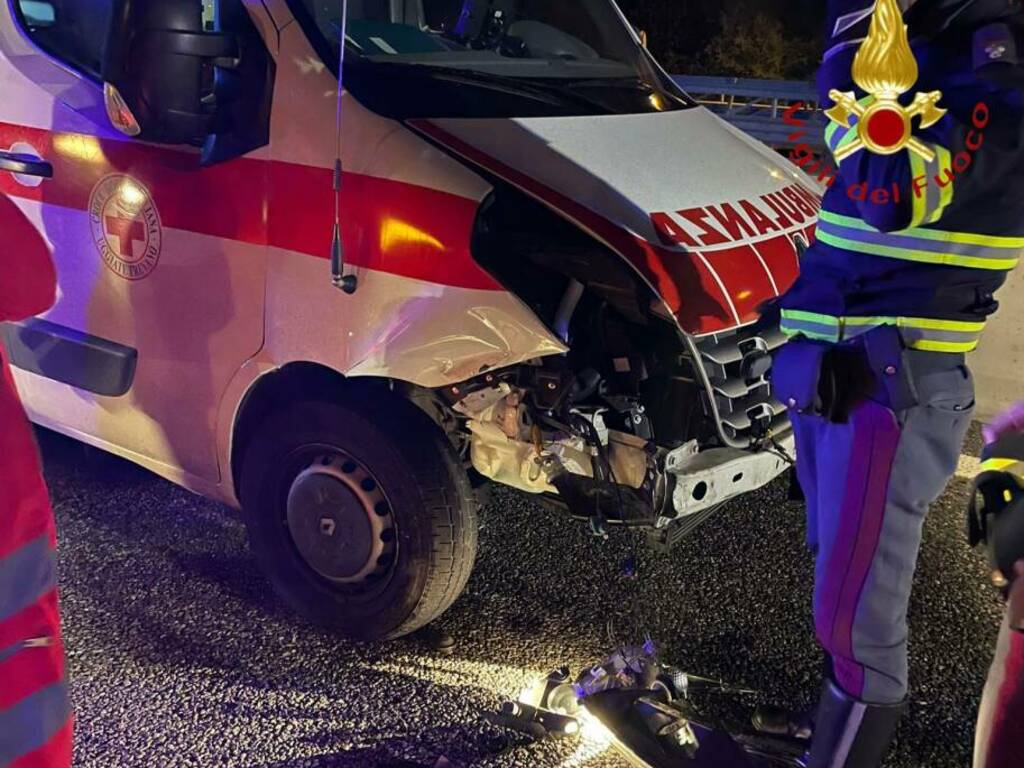 incidente a lomazzo sulla a9 scontro tra auto una si incendia immagini vigili del fuoco