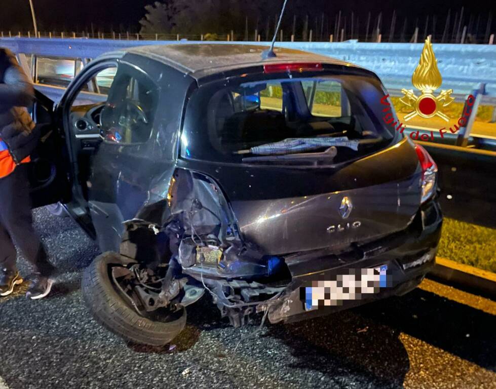 incidente a lomazzo sulla a9 scontro tra auto una si incendia immagini vigili del fuoco