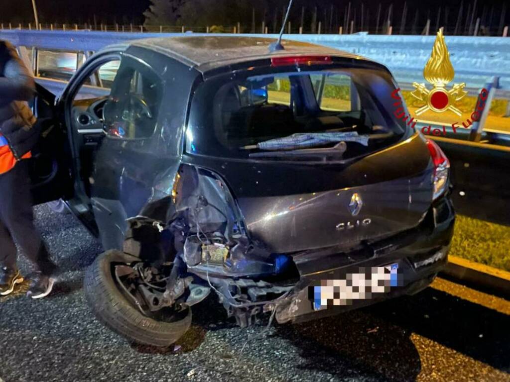 incidente a lomazzo sulla a9 scontro tra auto una si incendia immagini vigili del fuoco