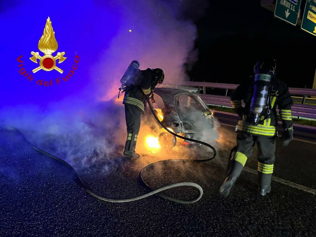 incidente a lomazzo sulla a9 scontro tra auto una si incendia immagini vigili del fuoco