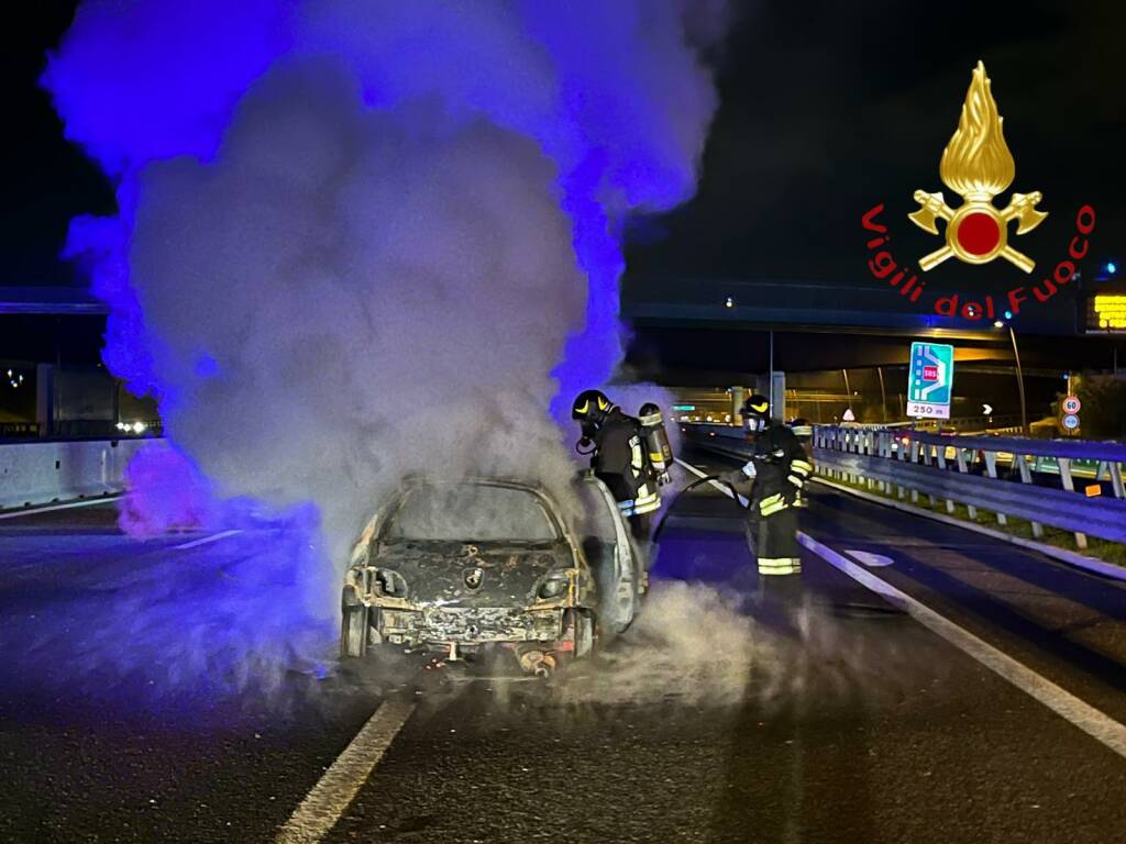 incidente a lomazzo sulla a9 scontro tra auto una si incendia immagini vigili del fuoco