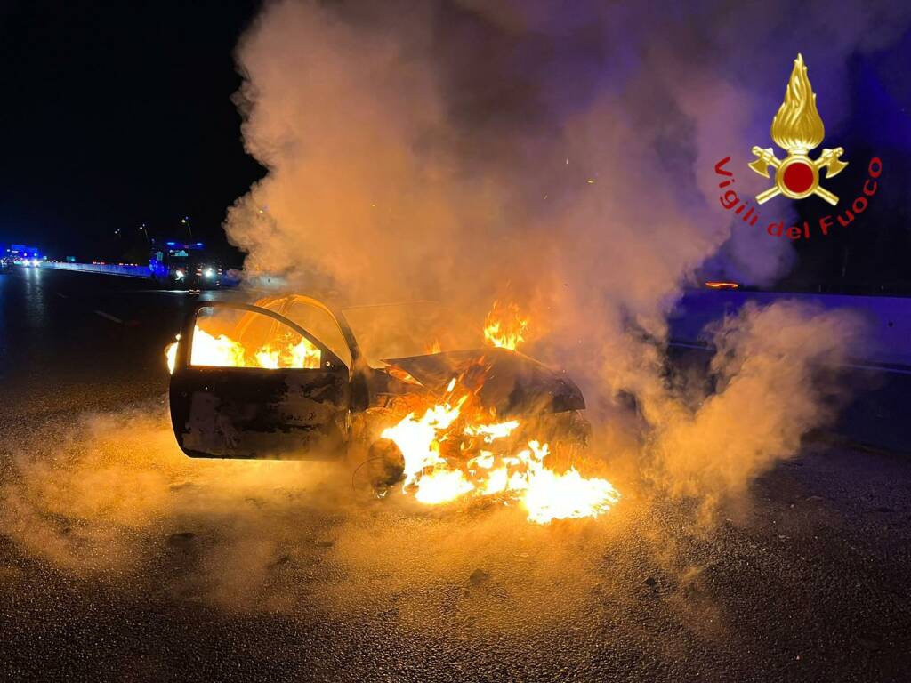 incidente a lomazzo sulla a9 scontro tra auto una si incendia immagini vigili del fuoco