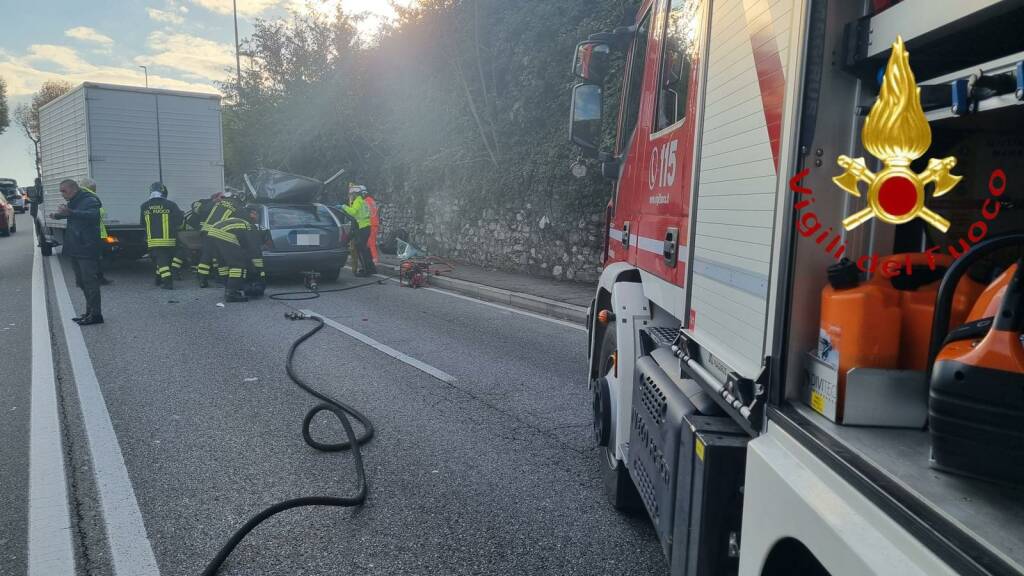 incidente napoleona auto contri9 furgone in salita verso camerlata soccorsi