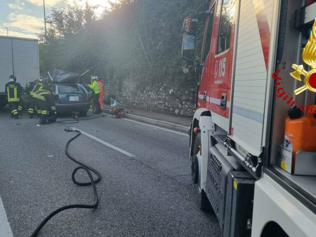 incidente napoleona auto contri9 furgone in salita verso camerlata soccorsi