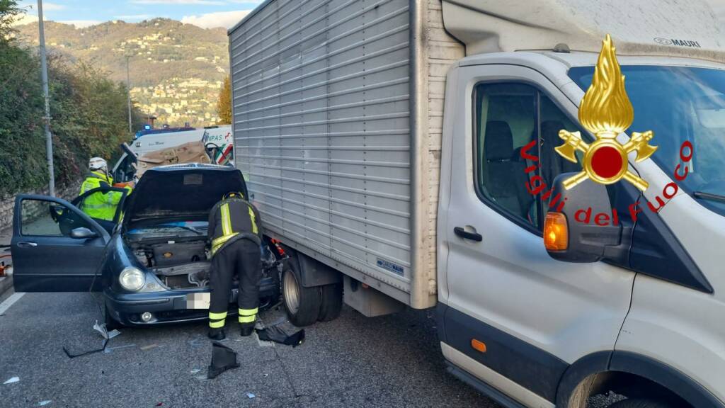 incidente napoleona auto contri9 furgone in salita verso camerlata soccorsi