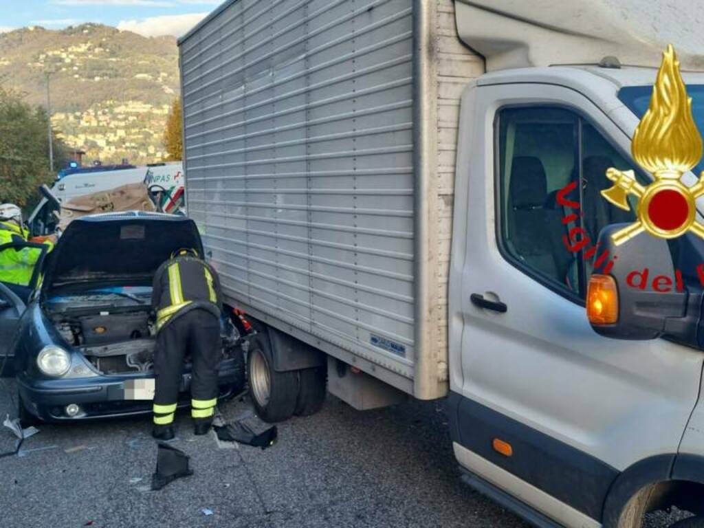 incidente napoleona auto contri9 furgone in salita verso camerlata soccorsi