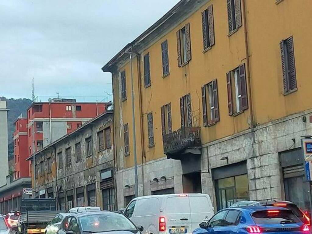 incidente napoleona auto contri9 furgone in salita verso camerlata soccorsi